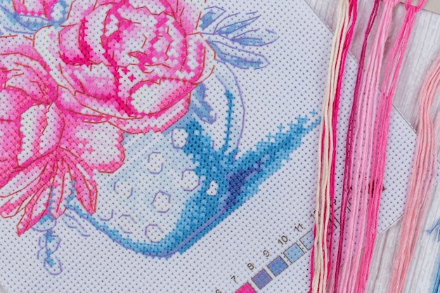 haft na jasnym tle z detalem nici